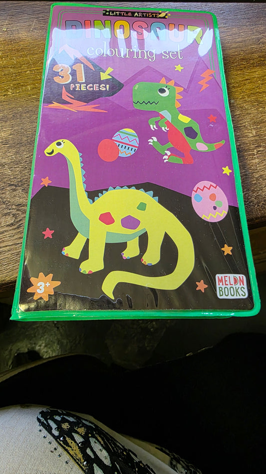 31 piece dinosaur art set